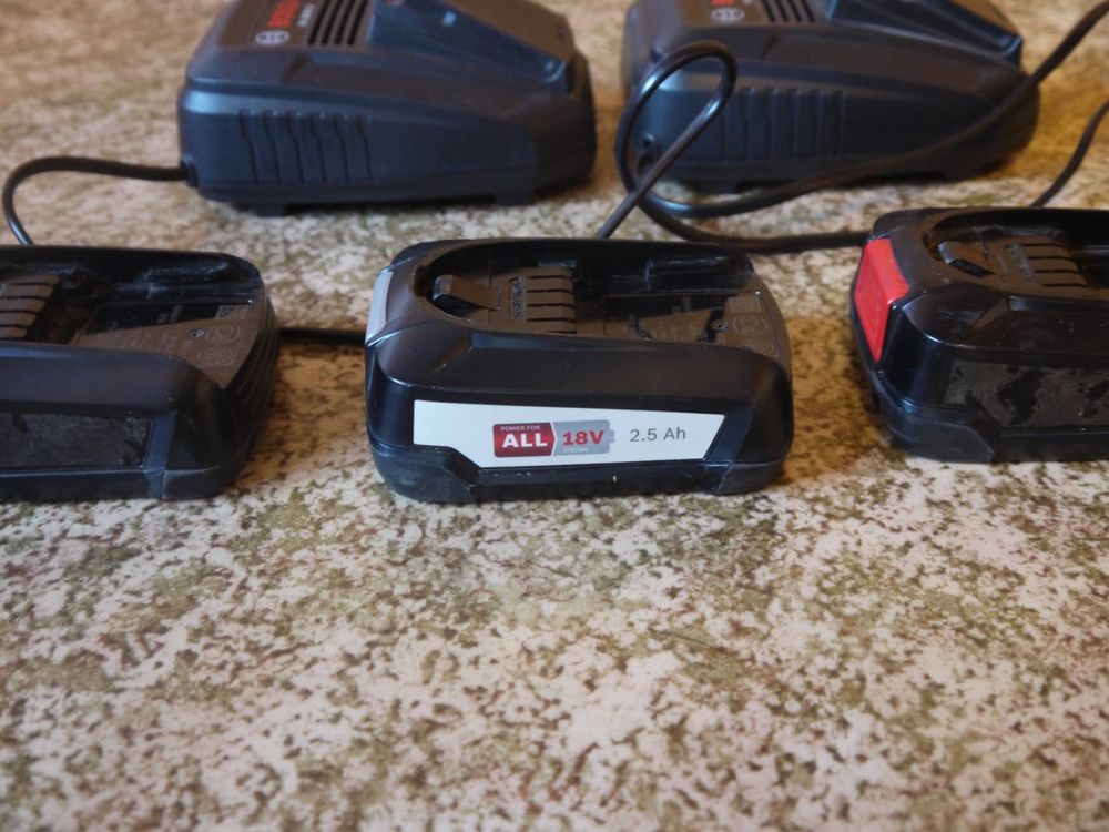Bosch all 18V 2.5 Ah Akku; 3 Stück + 2 Lader | Kaufen auf Ricardo