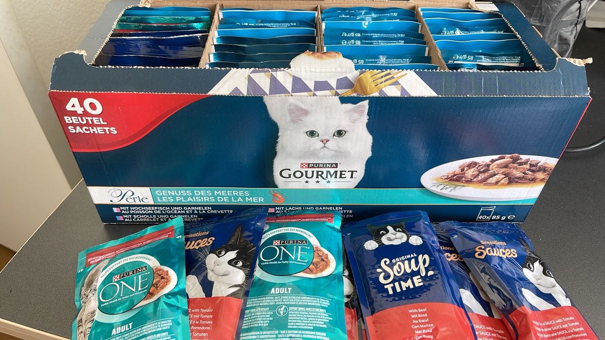 Futter: div. Sorten Katzenfutter (50 Beutel) – Neu und originalverpackt aus Neuenegg von XmAn84