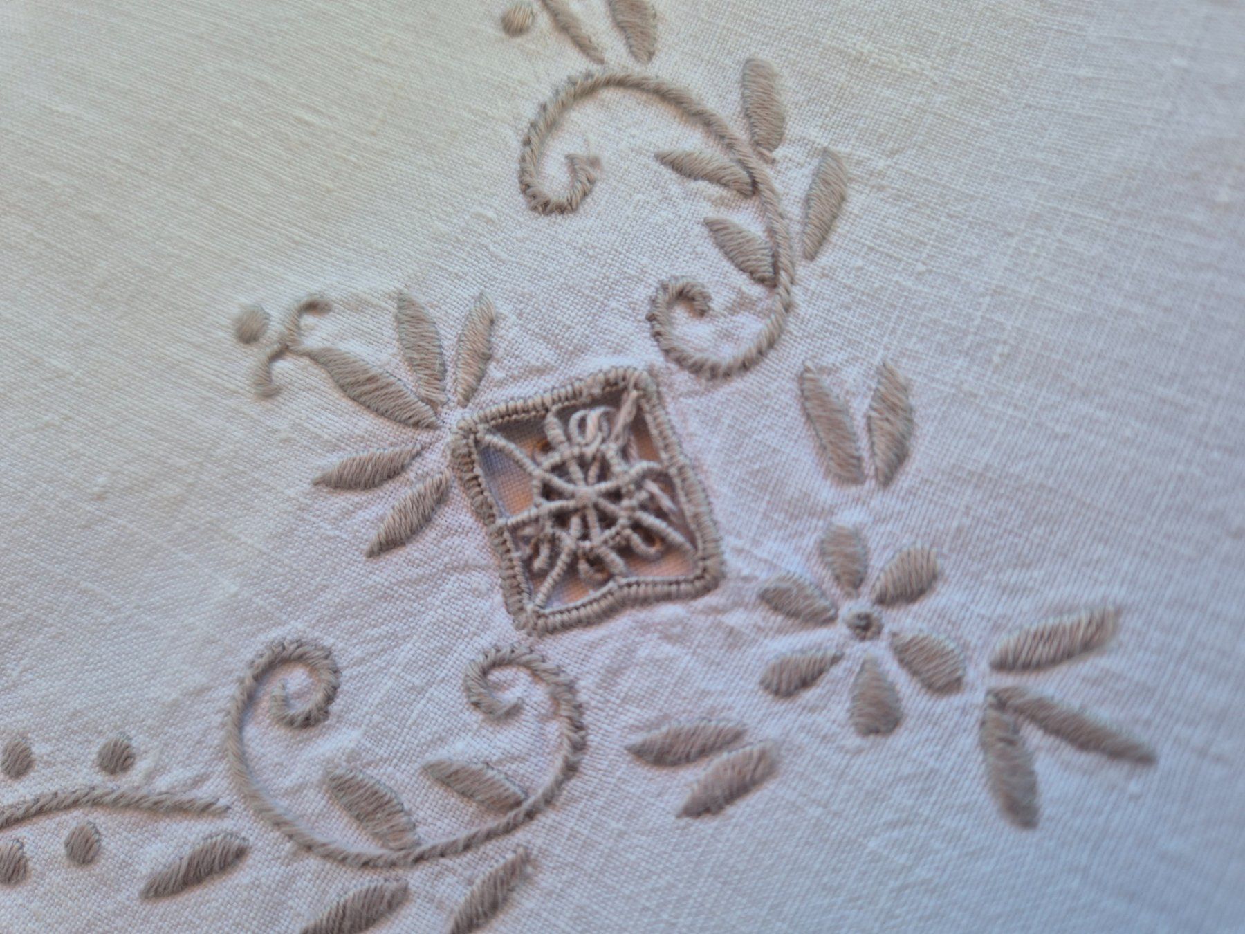 Altra biancheria da tavola: Handgestickte Tischdecke, Blumenmuster – Usato da Bern venduto da aronari 3