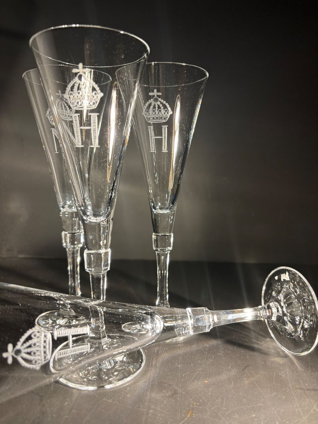 Zwiesel Bicchieri: 4 edle Champagnerflöten, Schott Zwiesel mit Monogramm &Krone – Usato da Bettwiesen venduto da Raisa1973