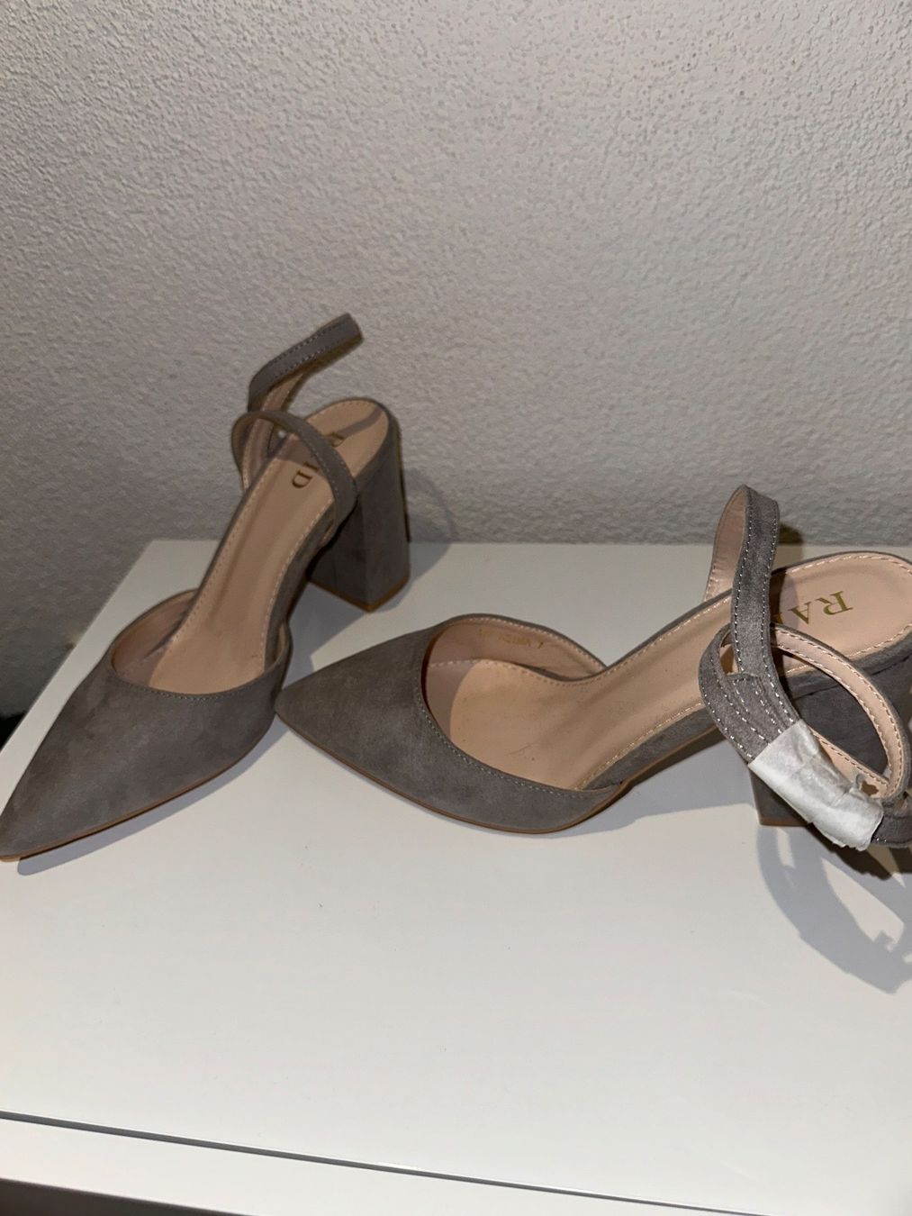 Zalando Scarpe da donna: Sandaletten in grau - 40 – Nuovo e nell'imballaggio originale da Rothrist venduto da G.F.1997 1