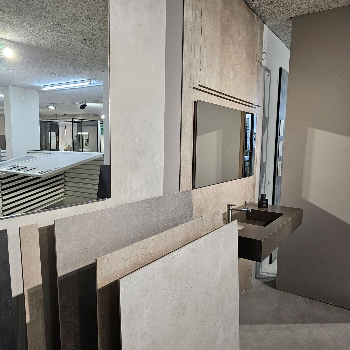 Rivestimenti per pavimenti: Feinsteinzeug / Keramikplatten, Wand- Bodenplatten 100x100cm – Nuovo e nell'imballaggio originale da Tübach venduto da swiss-sani