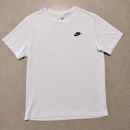 Nike T-Shirt weiss mit schwarzem Brustlogo – Grösse M