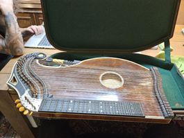 Zither mit Koffer  Stimmkey und Unterlagen (D1)