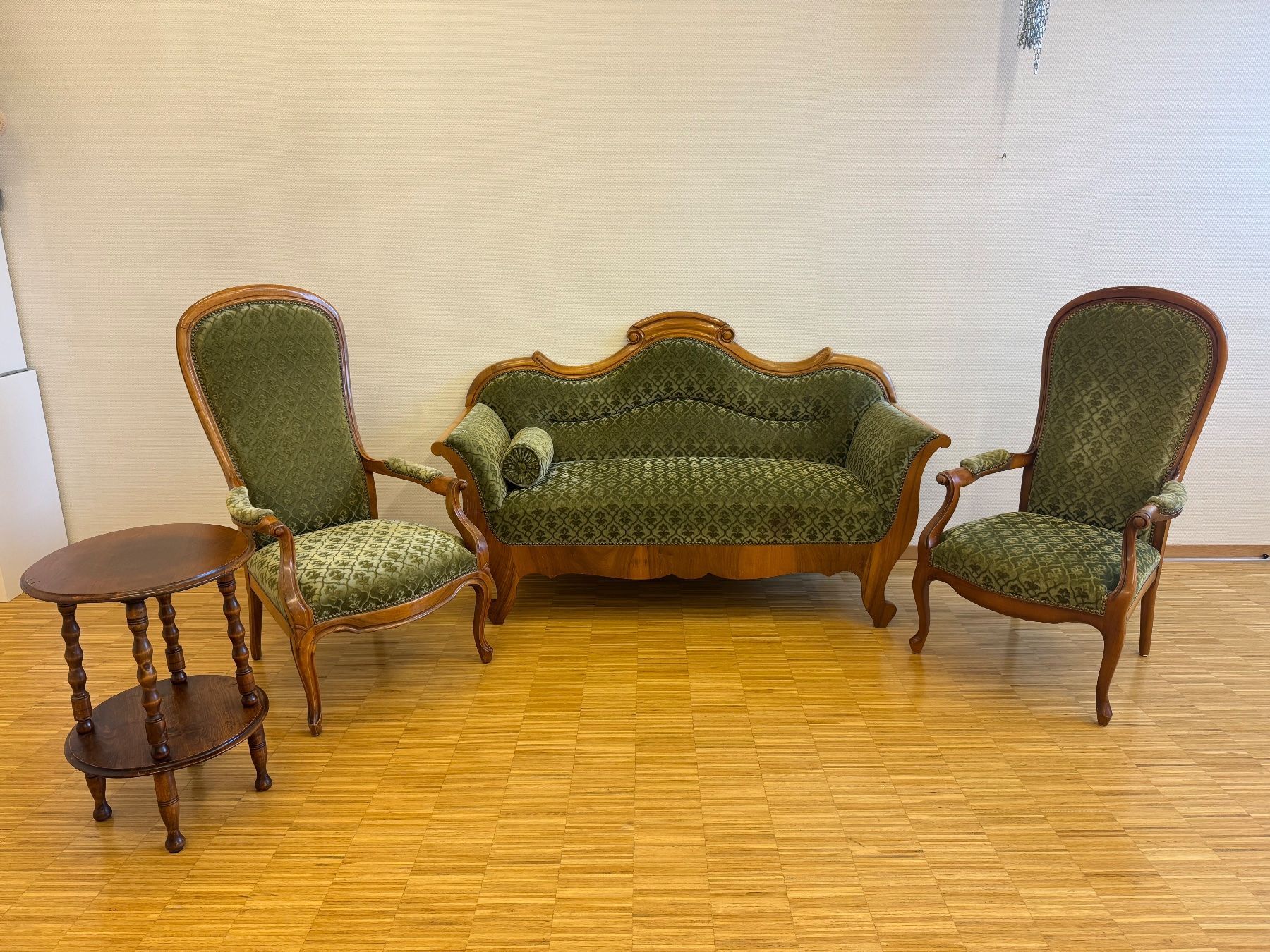 Divani: 4-teilige/Antike Sitzgruppe – Usato da Appenzell venduto da sto_v2yv