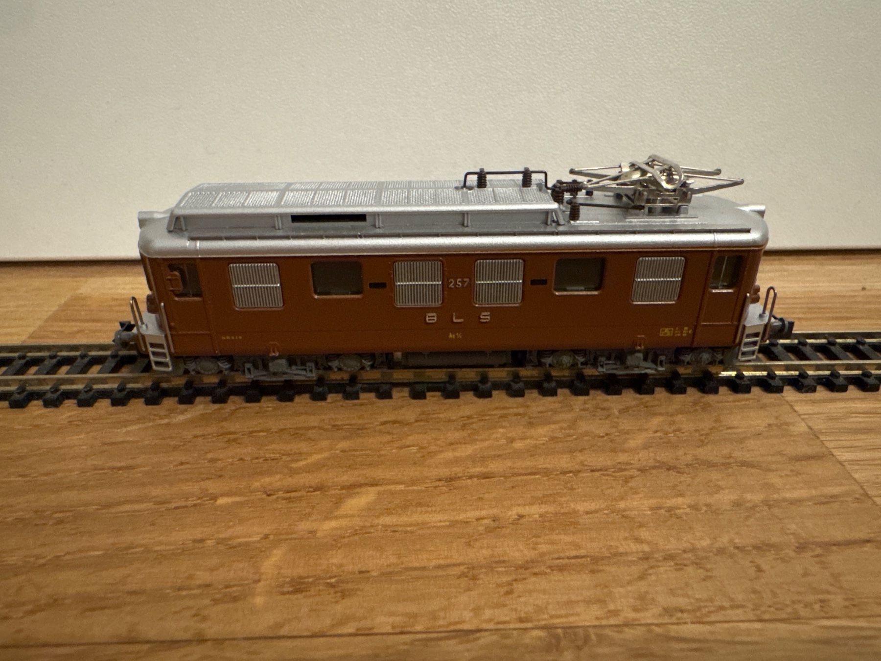 Hobbytrain Modellini di ferrovie: Hobbytrain 11441 BLS 257 Ae 4/4 – Nuovo (secondo la descrizione) da Schlierbach venduto da Look8 3