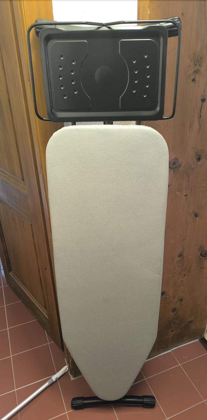 Bügelbretter: Planche à repasser pliable avec repose-fer – Gebraucht aus Yverdon-les-Bains von mer_9whm