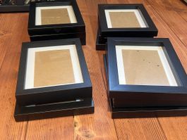 11 schwarze Bilderrahmen