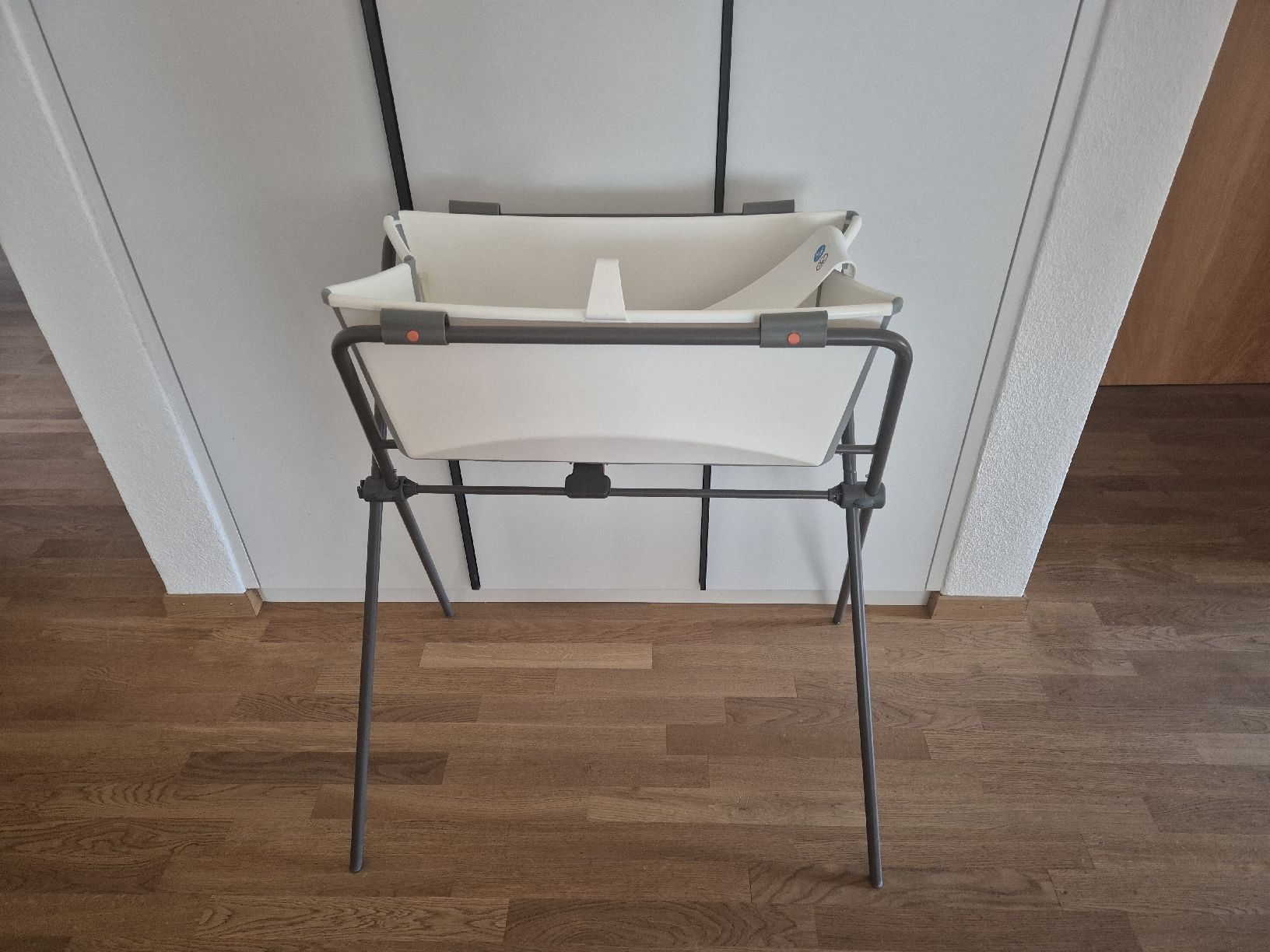 Stokke Vasche da bagno: STOKKE Flexi Bath Badewanne mit Flexi Bath Ständer – Usato da Schöftland venduto da nad_595y