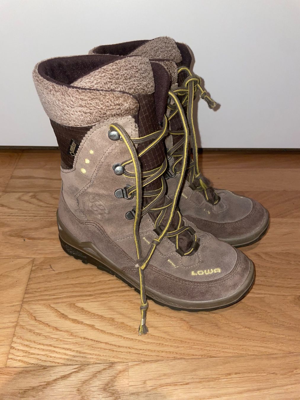 Lowa Scarpe per ragazze: Lowa Winterstefel Gr. 33 Mädchen – Usato da Emmen venduto da Manu4414