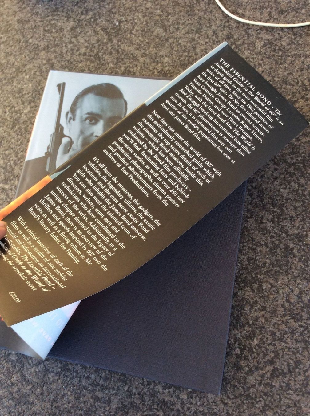 Livres: The Essential Bond mit 2 Originalautogrammen, Buch – D'occasion à Salmsach par aacs65 1