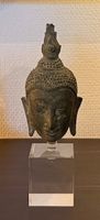 Buddha-Kopf auf Plexiglassockel – asiatische Kunst