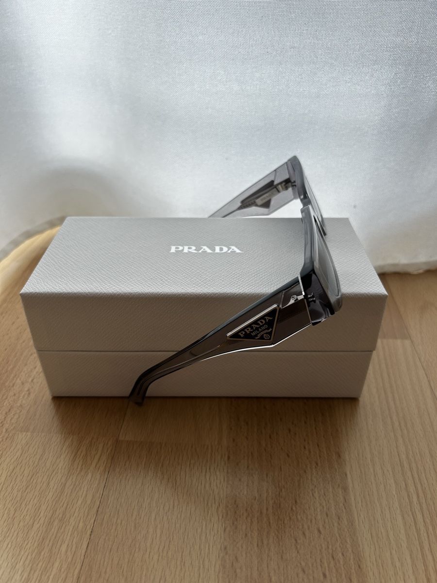 Prada Occhiali & Lenti: Prada Sonnenbrille PR 09Z Grau neu – Nuovo e nell'imballaggio originale da Stansstad venduto da Leruac 1