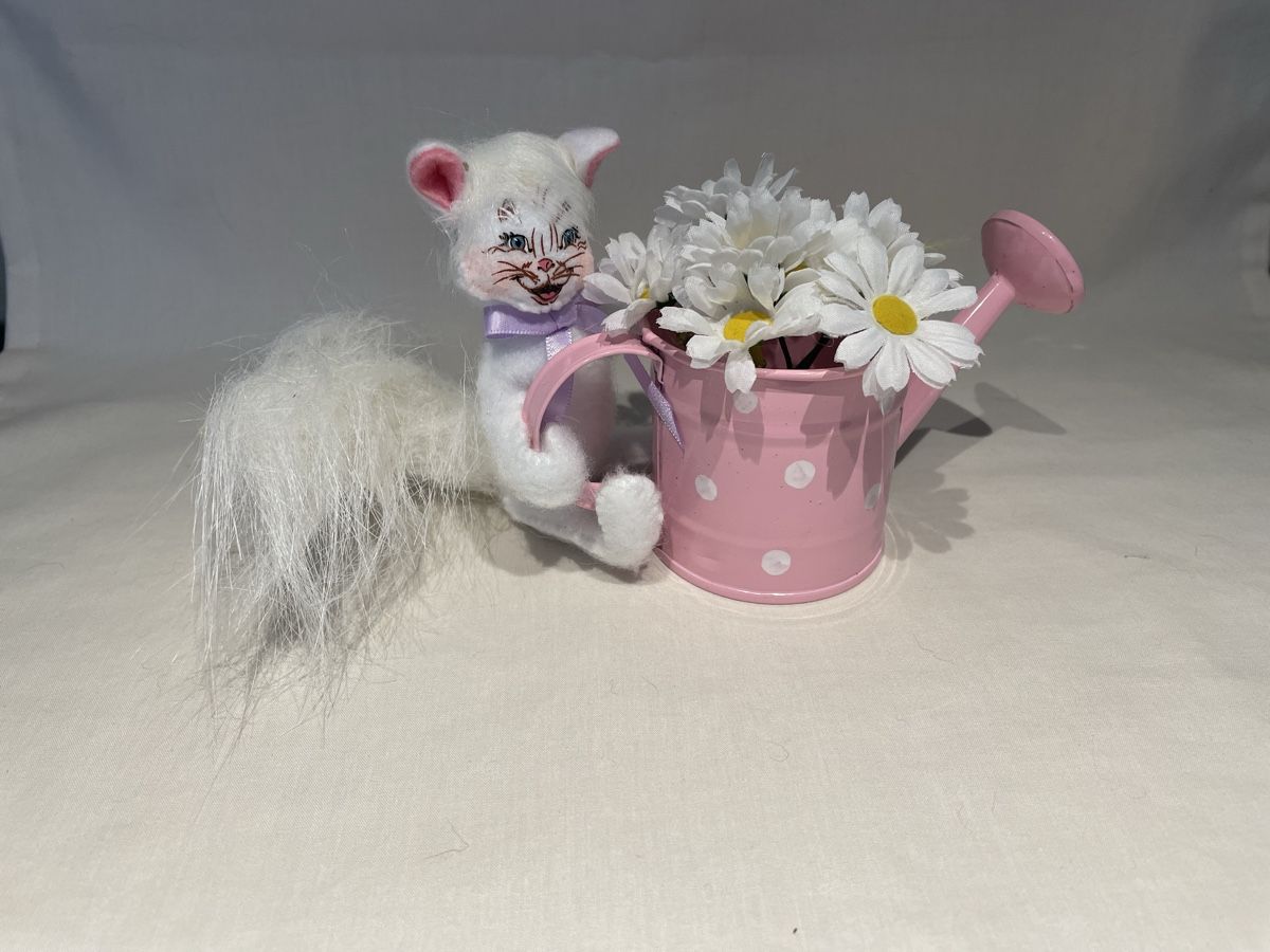 Statuette: Cute Annalee White Cat with Pink Watering Can – Nuovo (secondo la descrizione) da Buttikon SZ venduto da trzurigo