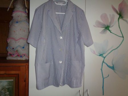 *** hübsche Blusenjacke *** / blau/weiss gestreift ab 1.00