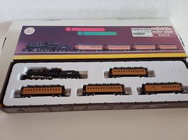 Dampflock mit 4 Wagen
