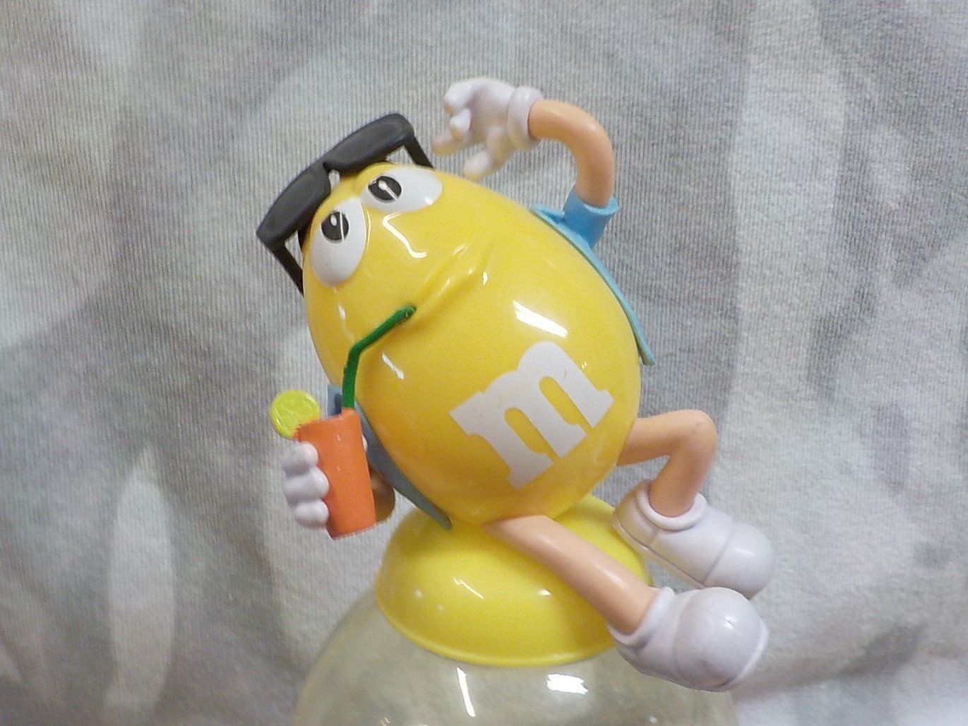 Statuette: M&M's Spender gelb, Sommer Edition, – Usato da Bülach venduto da Freieck 1