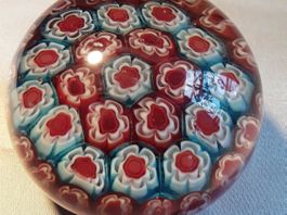 Alte Millefiori Briefbeschwerer Blau-Rot