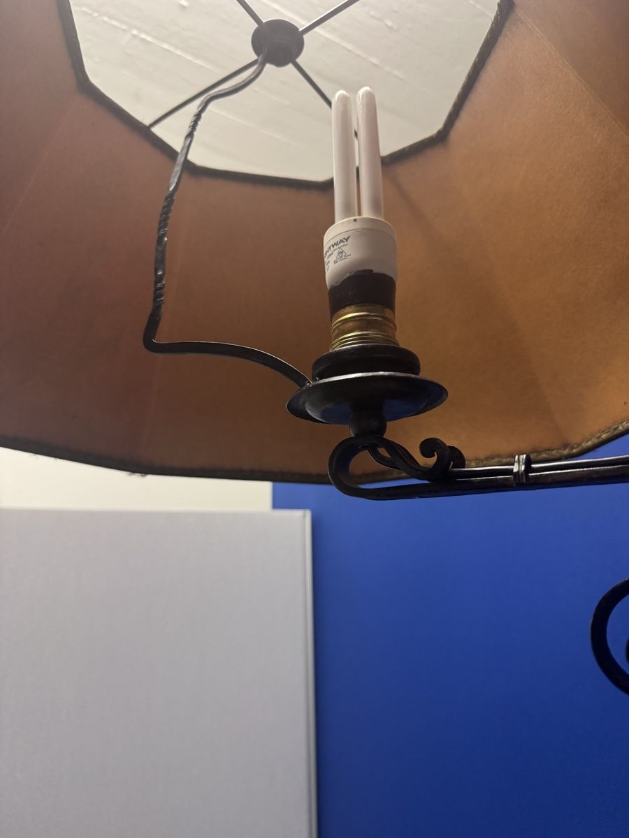 Lampade: Antike Stehlampe, Eisen m. mittelalterlichem Pergamentschirm – Usato da Bern venduto da samryan 2