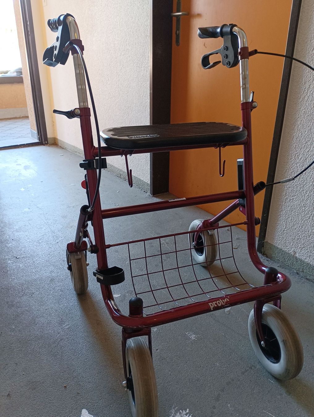 Ausili per la deambulazione: Crimson Rollator Walker with Seat & Basket - Great Condition – Usato da Dietikon venduto da isa_pz9m