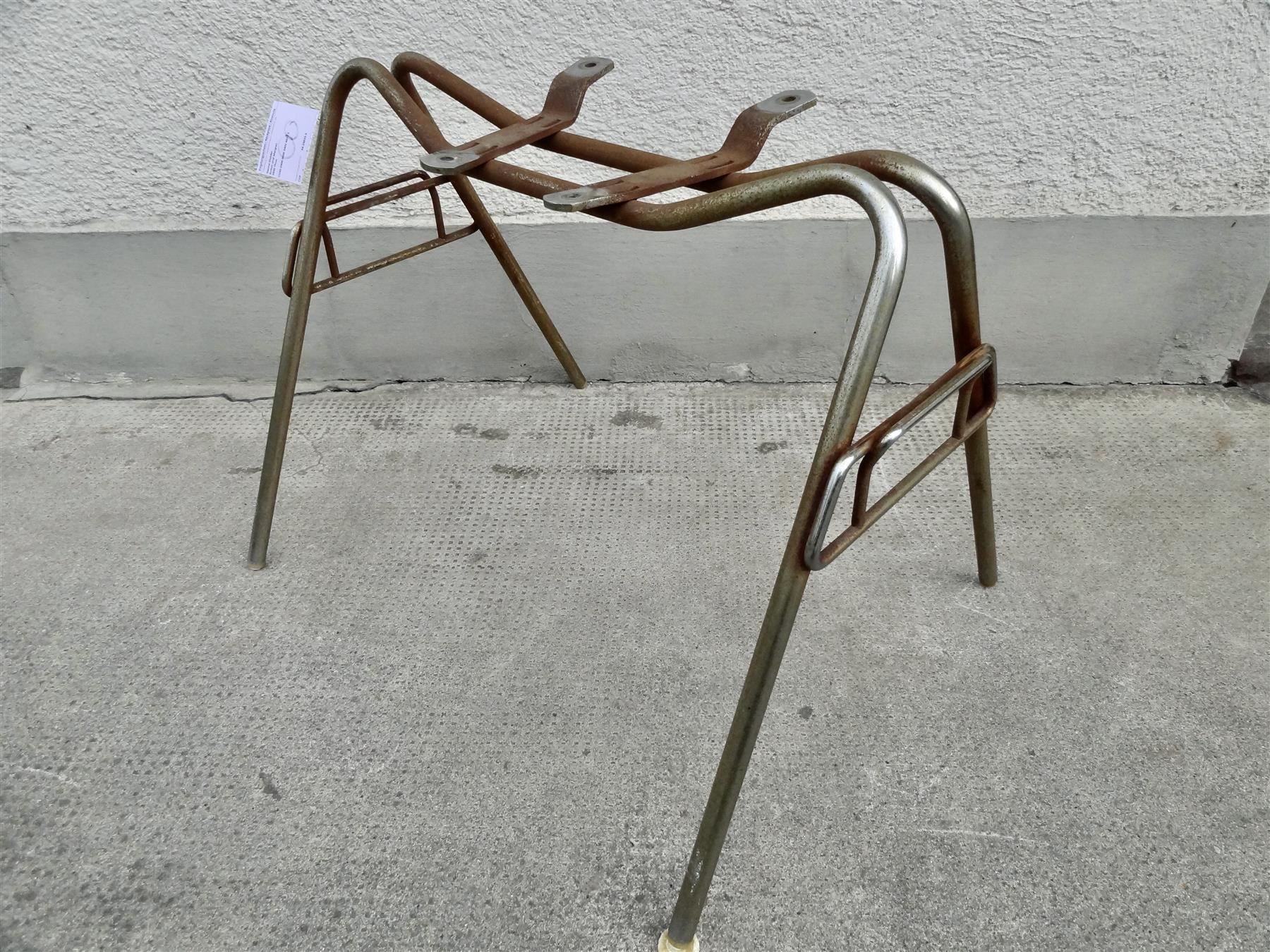 Eames Stühle: Eames Side Chair Base Stacking Base – Gebraucht aus Kerzers von bottlesandboxes 3