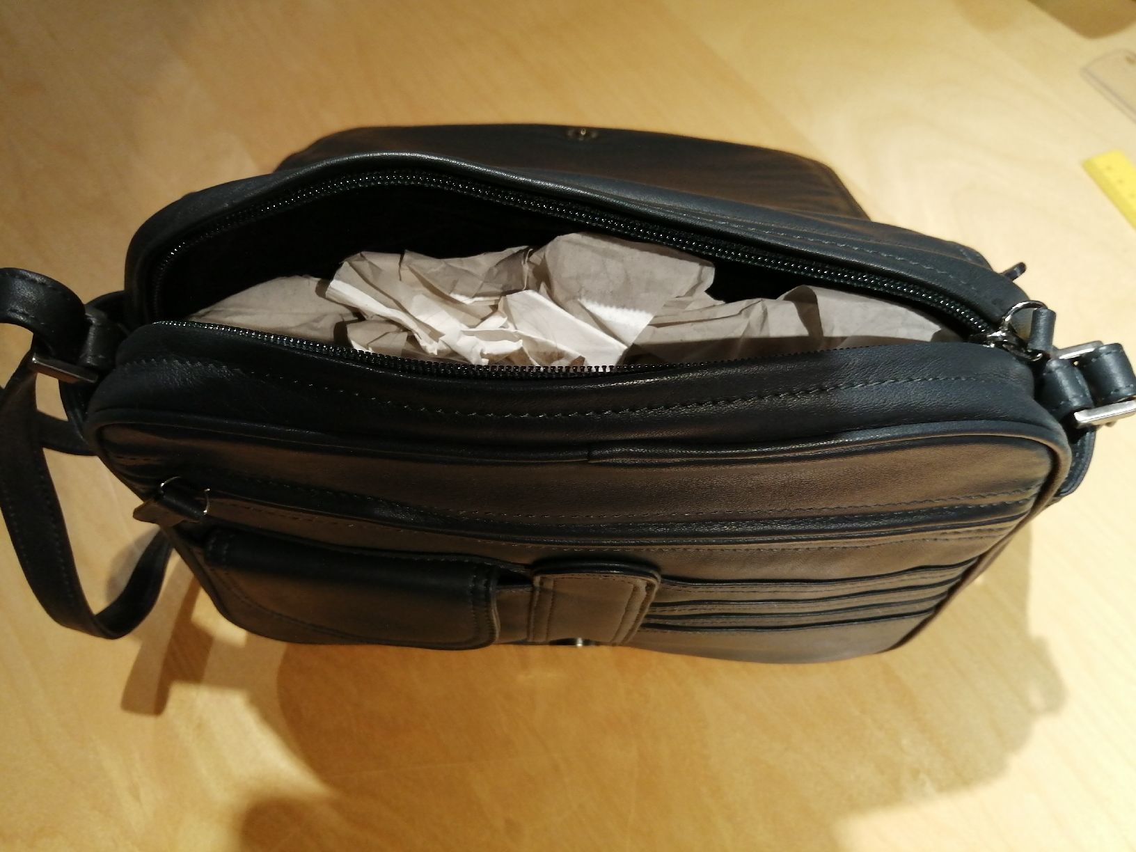 Taschen für Damen: Schwarze Ledertasche, viel Stauraum, NEU – Neu und originalverpackt aus Honau von holunder3 3