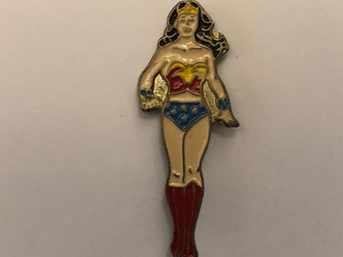 Placchette & Badge: Vends Pins Wonderwoman – Usato da Corpataux venduto da pfi_27t6