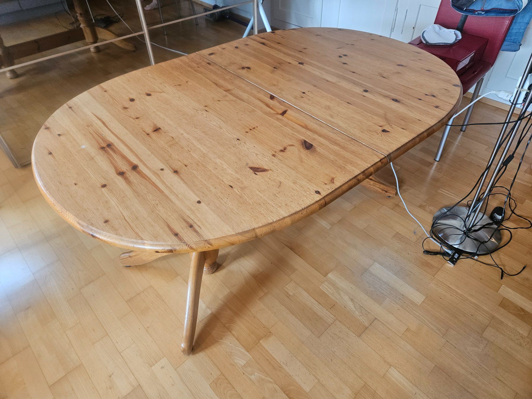 IKEA-Holztisch oval 160 x 105 cm, massiv, ausziehbar (Gebraucht) in Cazis für CHF 20 – nur Abholung auf Ricardo kaufen