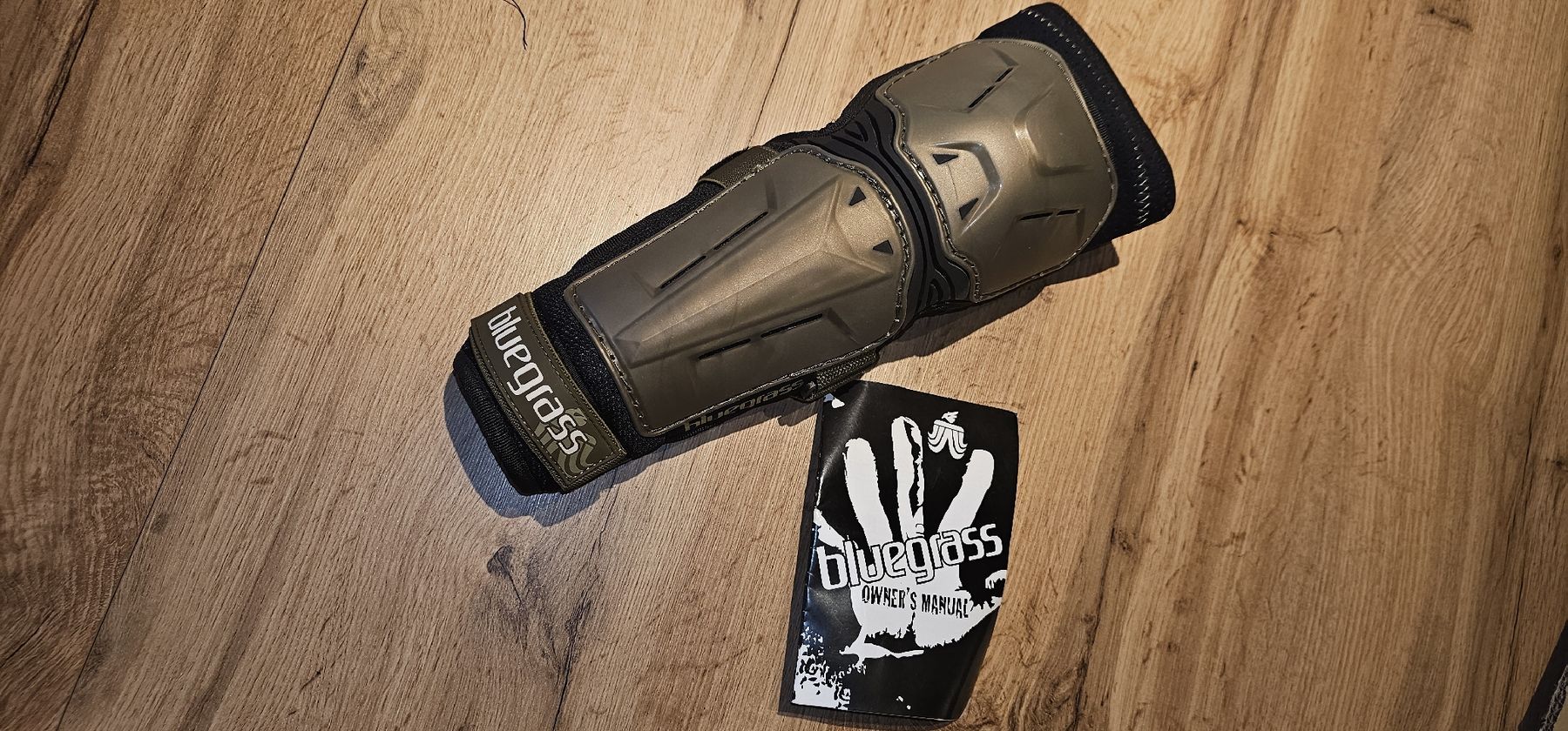 Protections: Bluegrass Grizzly Lite Protektor Set Grösse L – Neuf avec emballage d'origine à Müntschemier par Nacc90 1