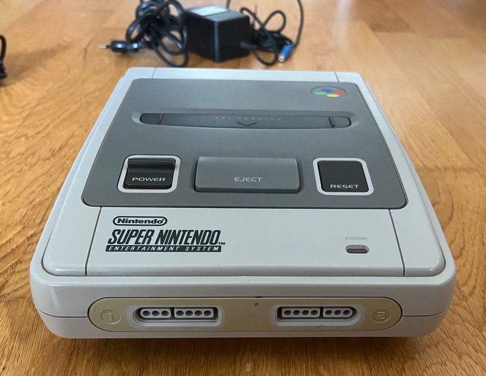 Super Nintendo Konsole aus den 90er Jahren