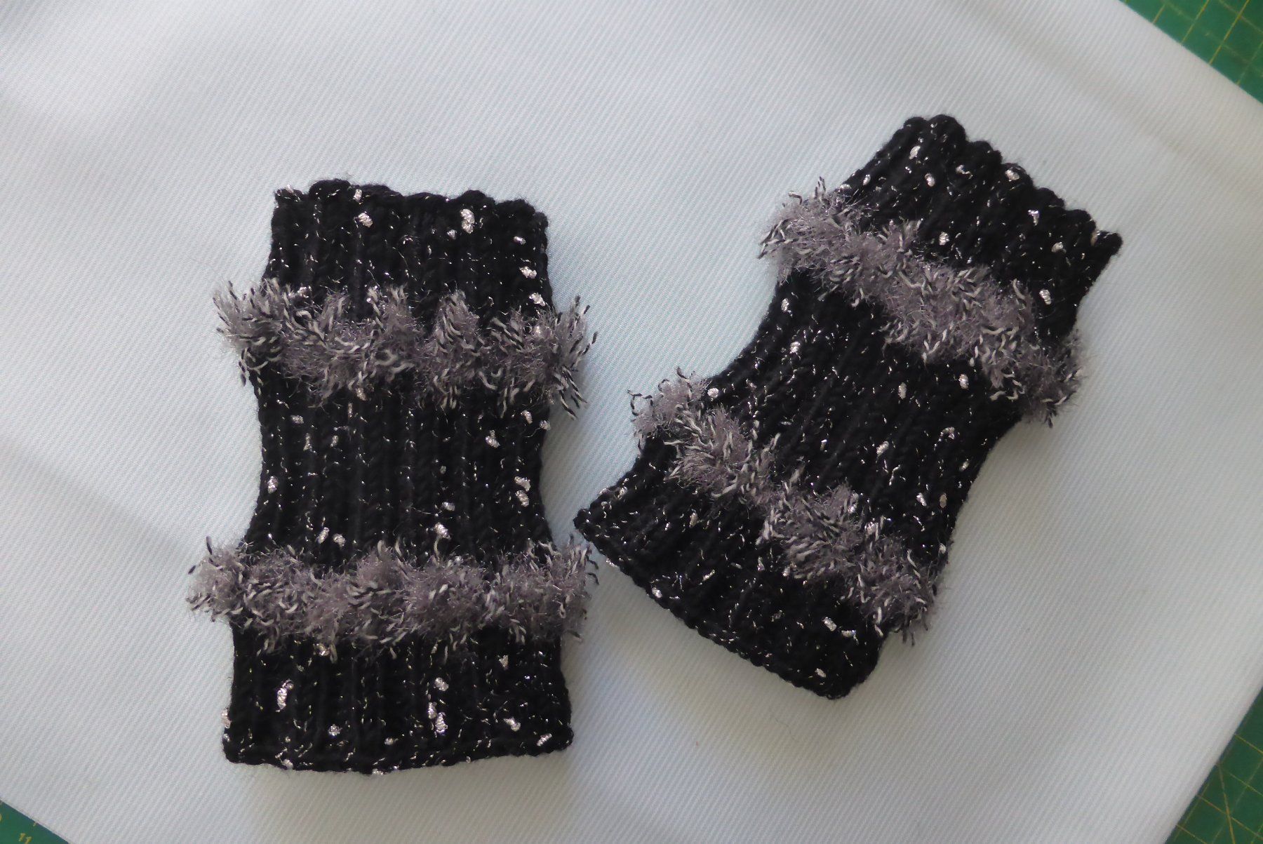 Autres vêtements & accessoires: Amadisli - Pulswärmer schwarz mit Fransen – Neuf (Voir description) à Brunnadern par vapiano