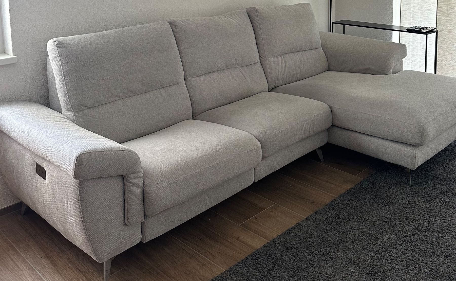 Sofas: Ecksofa grau mit Relaxfunktion, Stoff, gut erhalten – Gebraucht aus Feusisberg von Blueskys01