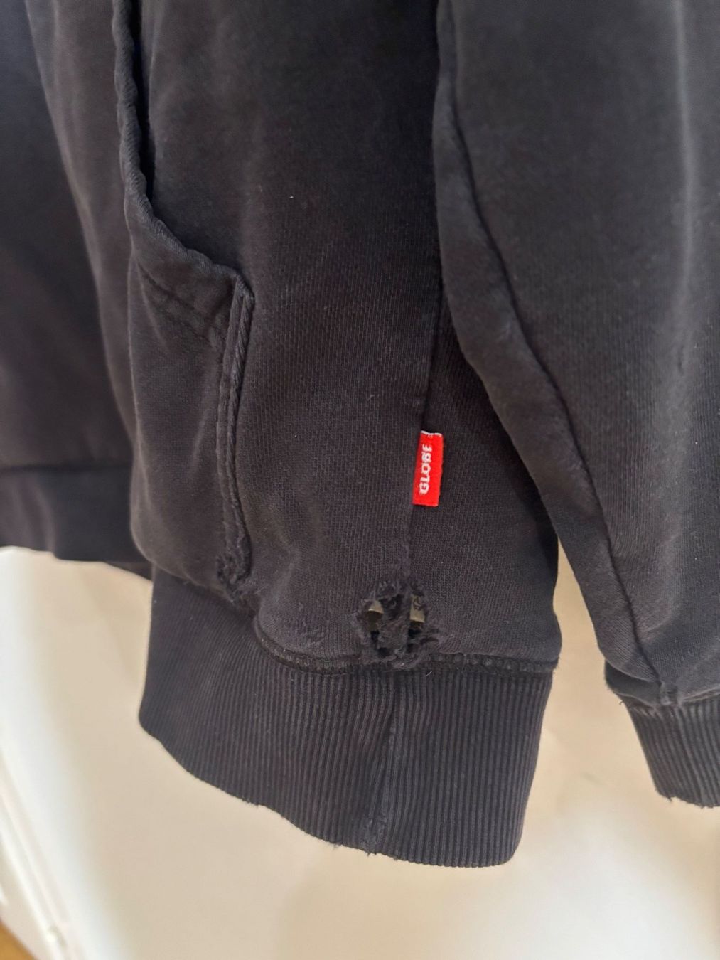Pullover & Sweatshirts: Sweat à capuche Globe noir taille M – Defekt aus Rolle von max_m27q 3