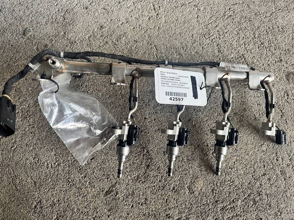 Toutes les pièces auto: Opel Rail mit 3 Einspritzdüsen – D'occasion à Beromünster par RomanF01