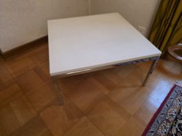 Weisses Tischli/Beistelltisch mit Chromgestell, ähnlich UMTS
