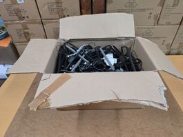Posten gebrauchter schwarzer Kleiderbügel aus Plastik ab 1.-