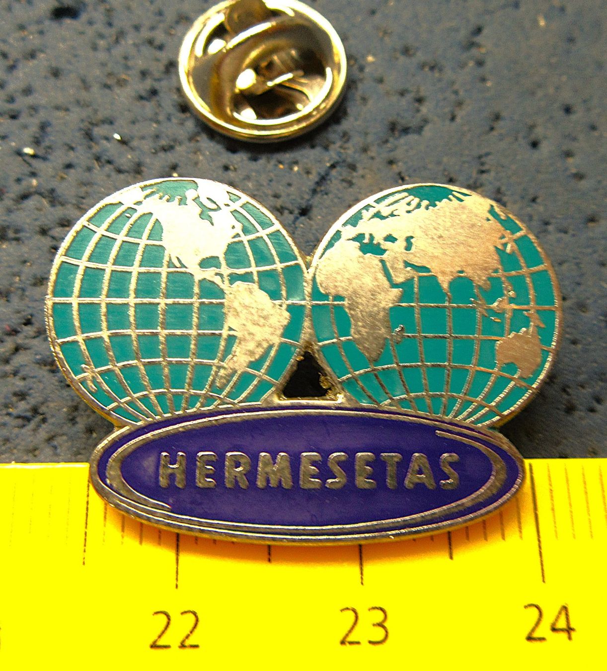 Placchette & Badge: HERMESETAS WORLD PIN – Usato da Ettingen venduto da Hausi4711