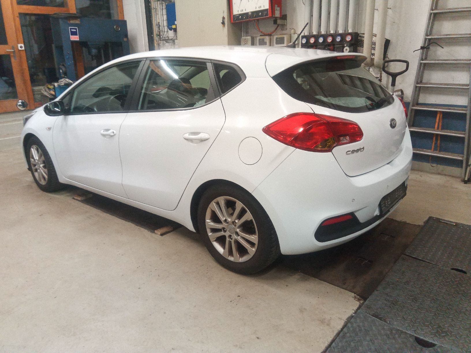 Kia Autos: Kia Cee'd 1.6 CRDI 16V ab MFK – Gebraucht aus Zuzgen von Chrisgisin 3