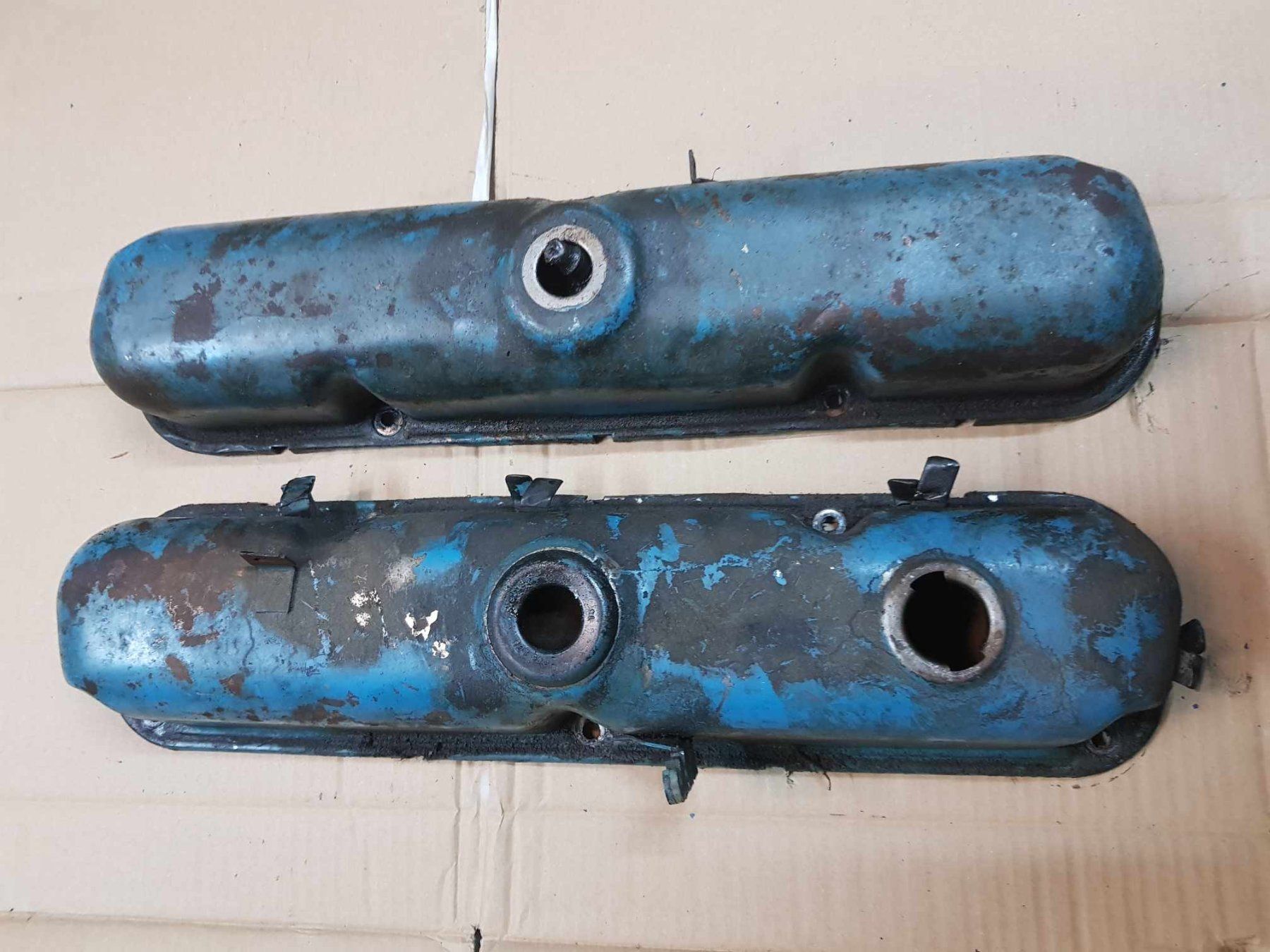 Tutti pezzi di ricambio auto: Mopar Small Block  Ventildeckel – Usato da Niedergösgen venduto da usc_tt5r