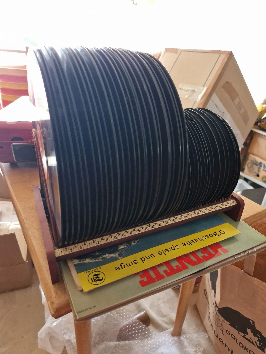 Supporti per strumenti musicali & leggii: Schallplatten Sammlung mit Ständer guter Zustand  – Usato da Mörigen venduto da Clio111 6
