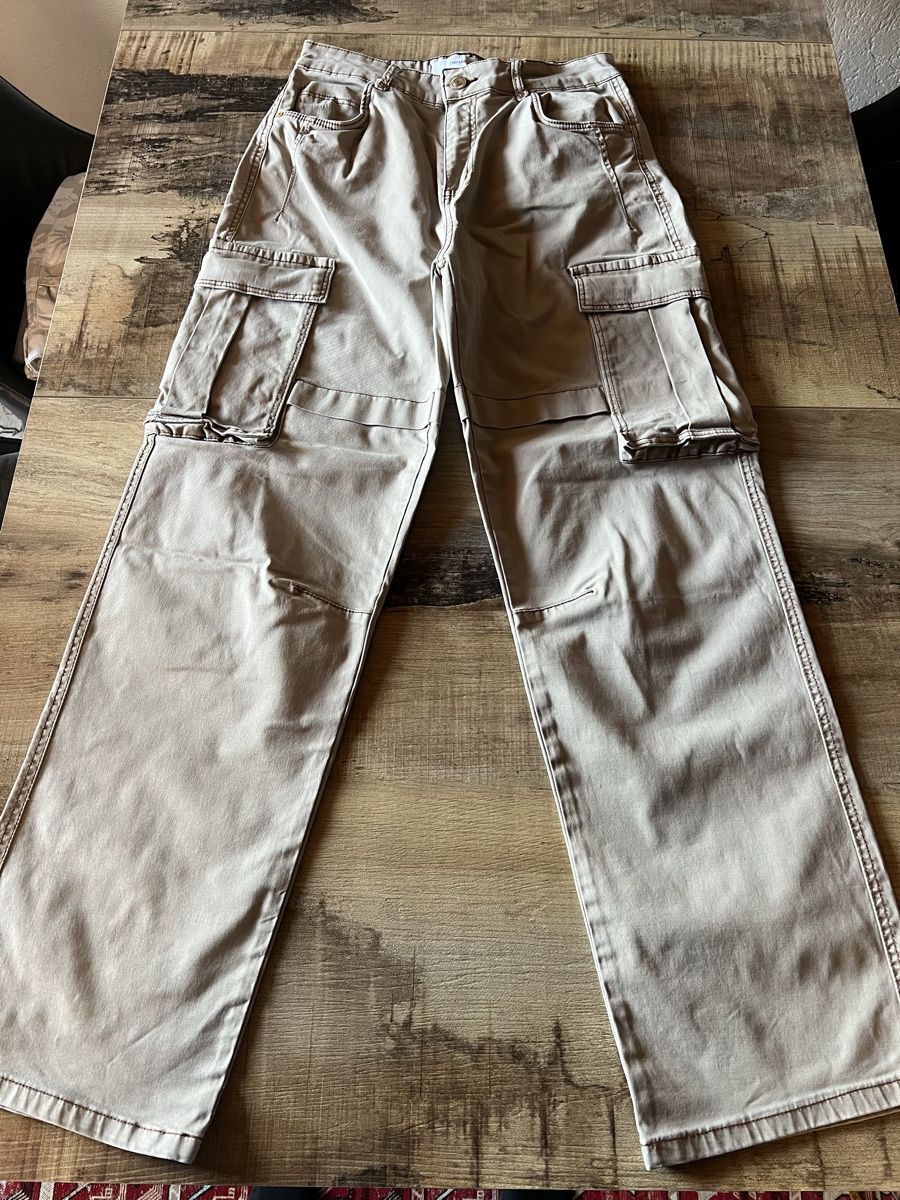 Bershka Pantalons: BERSHKA Pantalon cargo – D'occasion à Genève par mms_7w5q 1