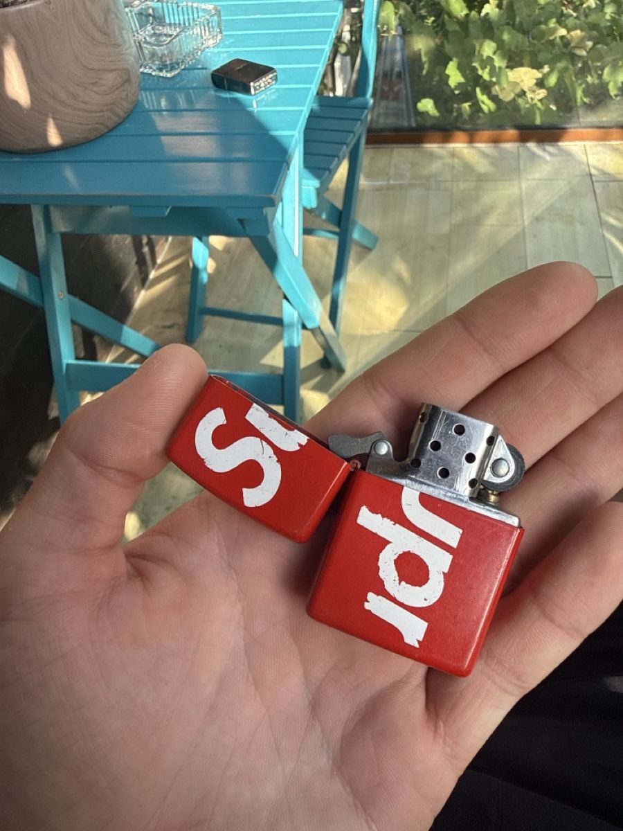 Zippo Feuerzeuge: Feuerzeug Supreme rot gebraucht – Gebraucht aus Spiez von Elektrik-und-co 1