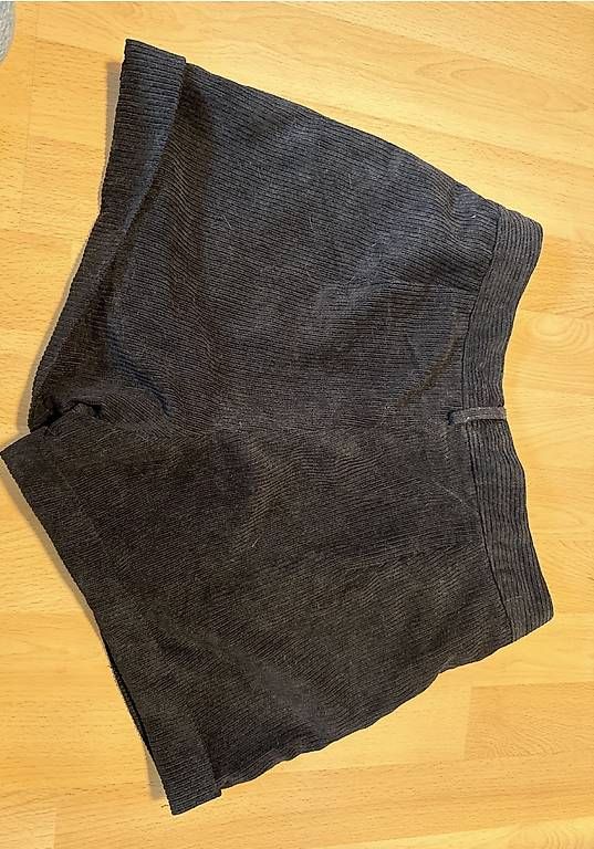 Pantaloni: Schwarze Cord- Shorts – Usato da Alchenflüh venduto da selina077 1
