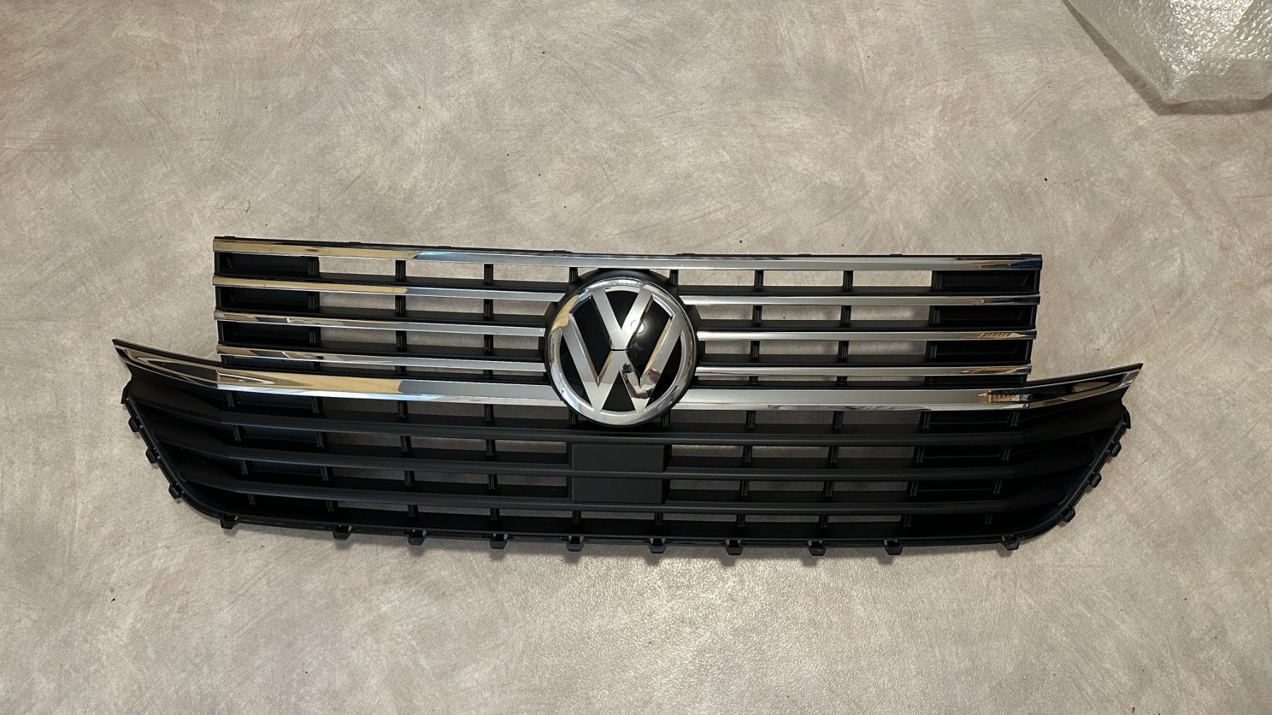 VW Tutti pezzi di ricambio auto: Kühlergrill VW T6.1 – Usato da Jona venduto da ma_schi