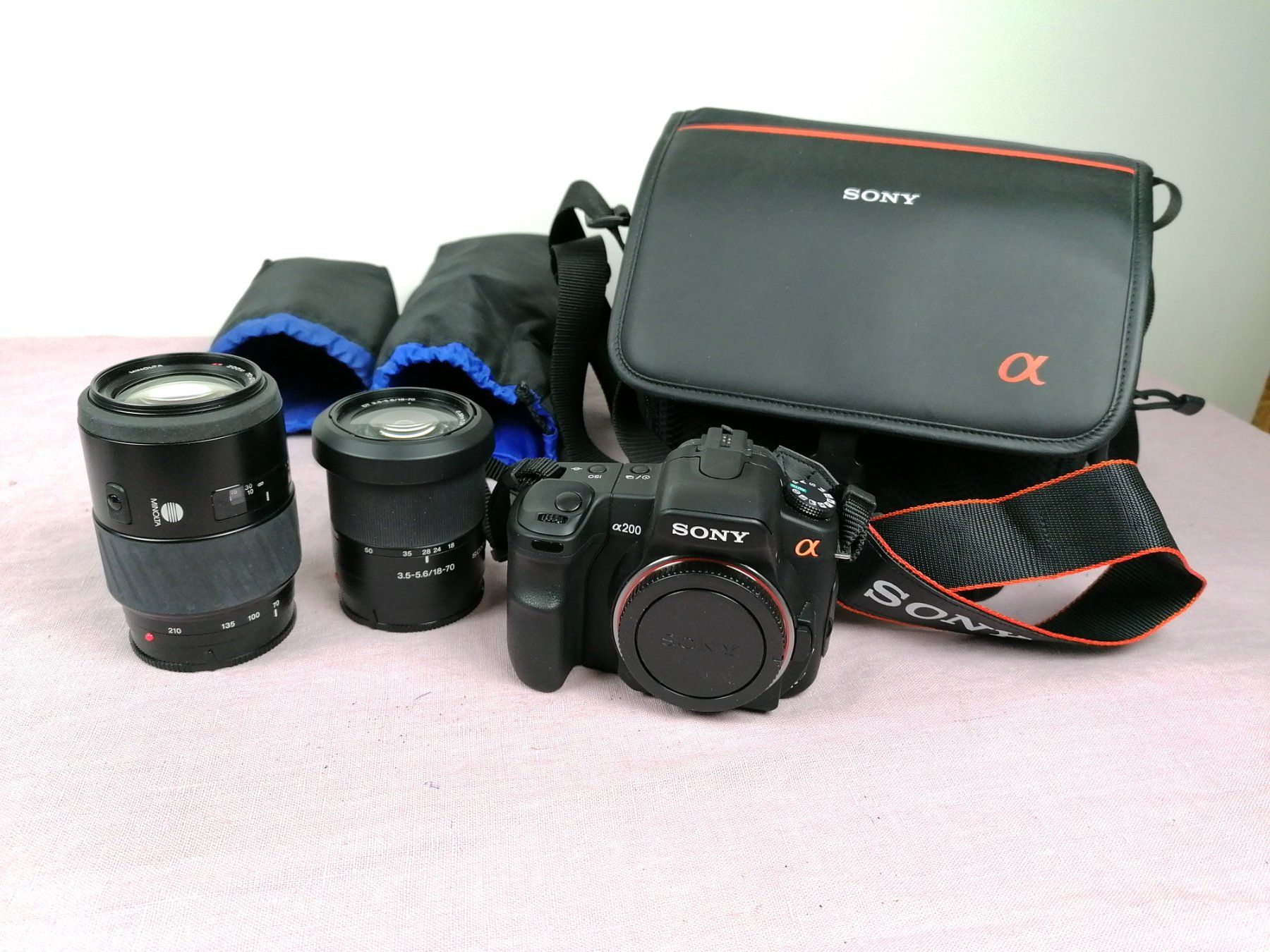 Sony Fotocamera: Set Digitale Spiegelreflexkamera Sony Alpha 200 - neu – Usato da Köniz venduto da Brockenreich 1