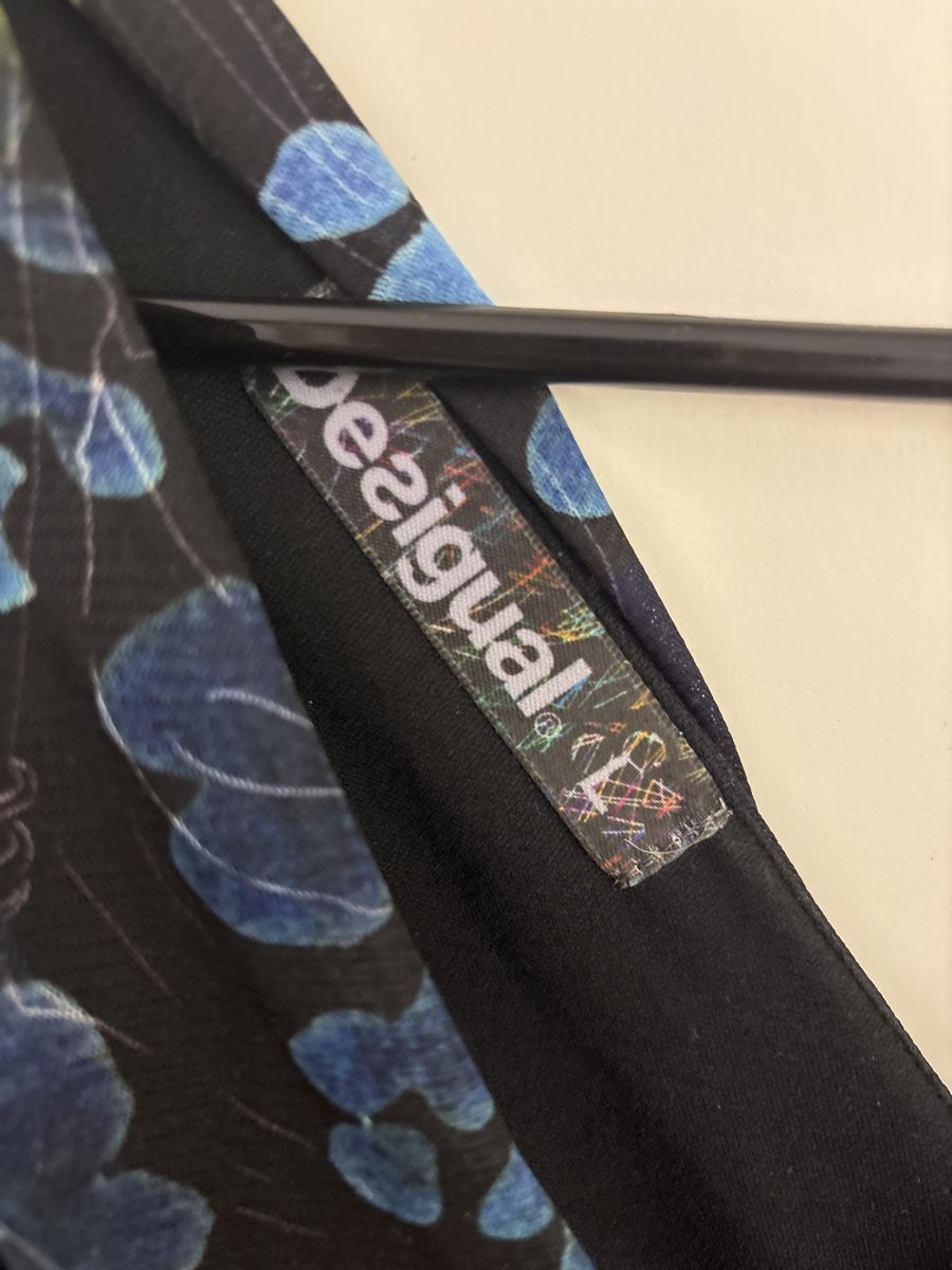 Desigual Kleider: Desigual Robe d'été noire à fleurs taille 44 – Gebraucht aus Sion von tchana77 1