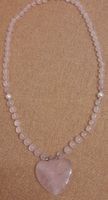Collana con cuore di quarzo rosa con marchio illeggibile