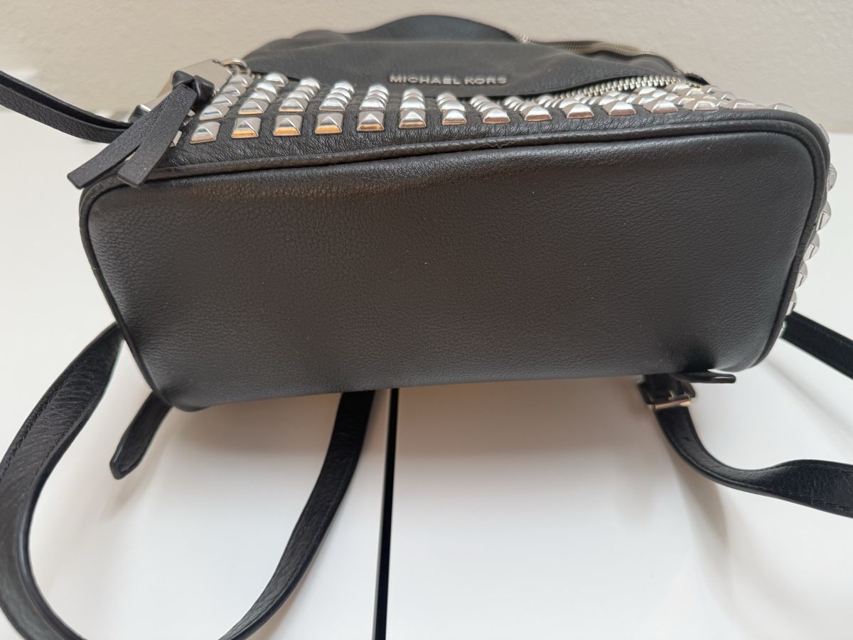 Michael Kors Zaini: Michael Kors Rucksack schwarz mit Metall Elementen – Usato da Eglisau venduto da Nic1906 1