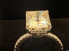 Ring aus S925-Silber mit Edelstein (Moissanit in Farbe D)