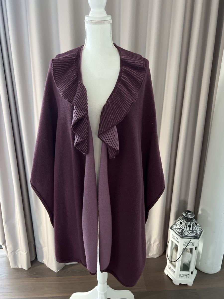 Altro in Moda donna: Wunderschönes, warmes Cape / Poncho in Lila – Usato da Uetikon am See venduto da Sarahm76
